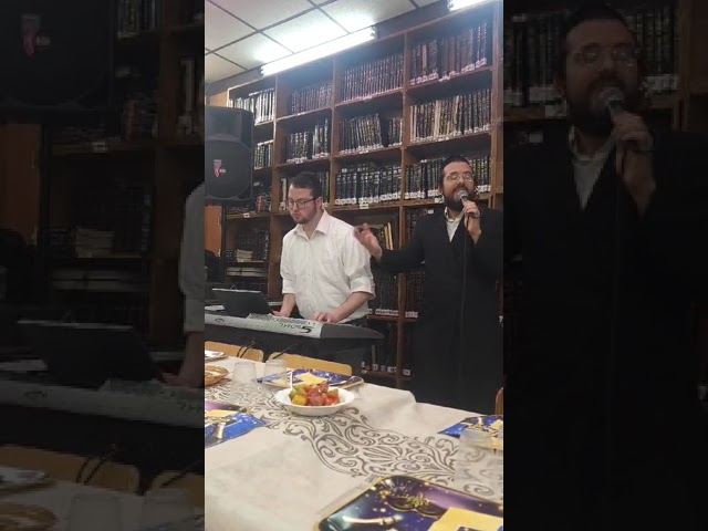 יידל דוידוביץ והקלידן דודי שוומנפלד בביצוע המלאך הגואל