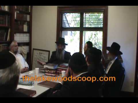 Dayan Dunner Shlita Visiting Reb Lazer Apter's Shiur