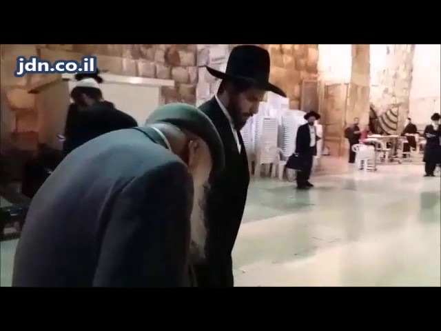 Mekubal Rav Shalom Shmueli Visiting The Kosel - Menachem Av 5777