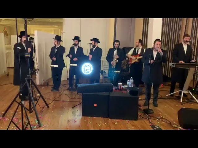 Kalmey Schwartz at a wedding with the Shira choir a dudi jacobe production קלמי שוואַרץ שירה