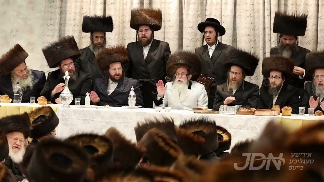 האדמו"ר מסקולען פון וויליאמסבורג ביים סעודת הודאה מוצאי שבת נחמו