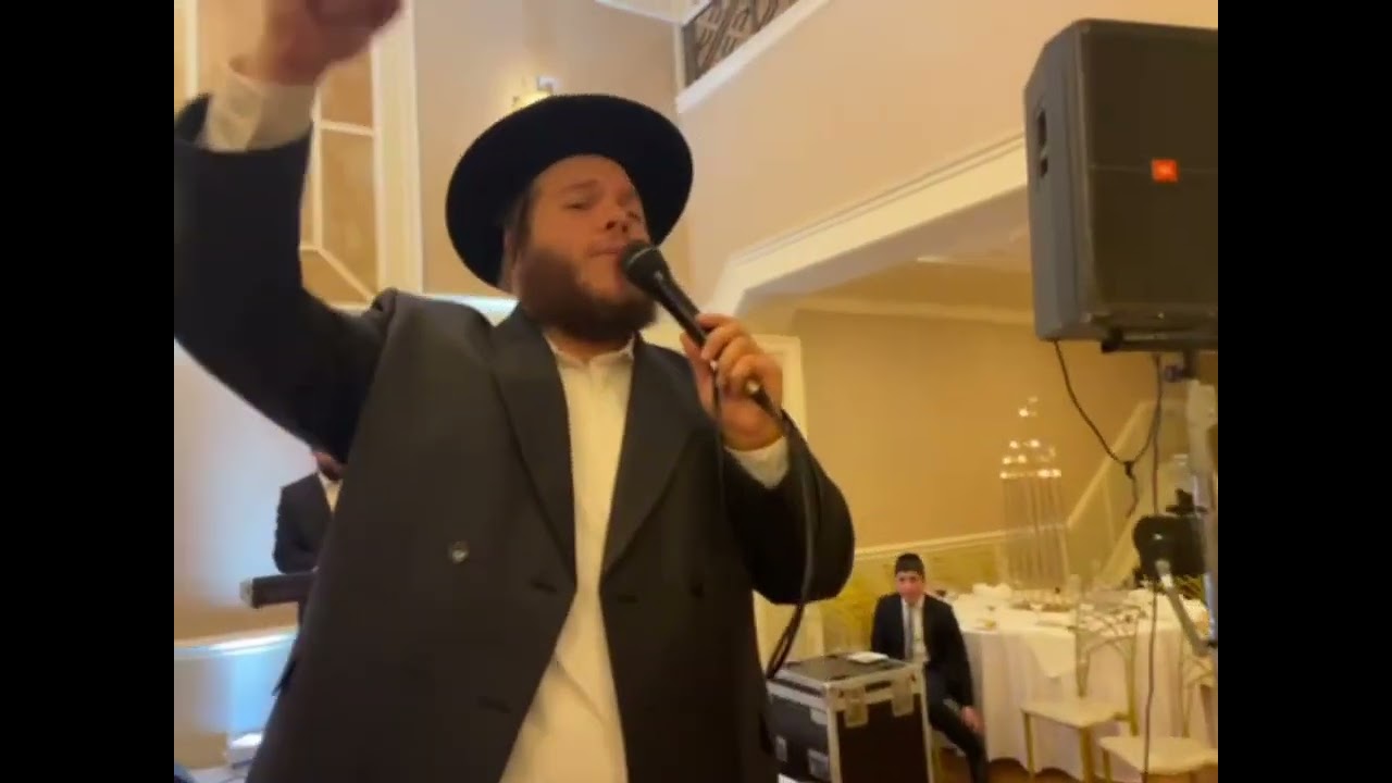 לוי פאלקוביץ׳ והקלידן שימי לוי בחתונה