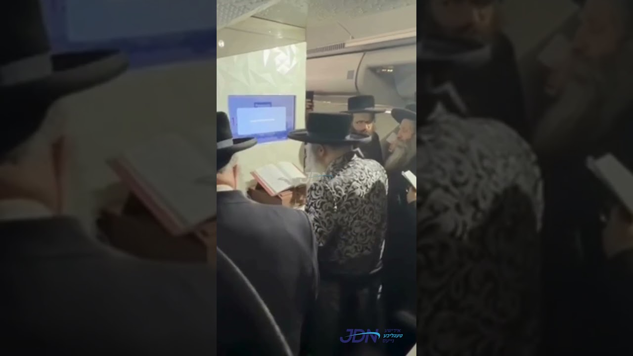 האדמו"ר מסאטמאר ביי ספירת העומר אויפן טשארטער פליגער אונטערוועגנס צום מסע הקודש 'בוני המלוכה'.
