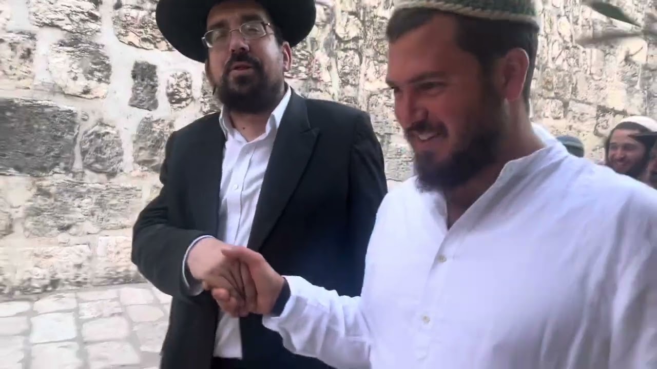 ארבעת עמודי הנהגת ישראל, המזבח והקשר לתפילין - וברכות לחתן ולבר-מצווה | הרב דוד כהן והרב אליהו ובר
