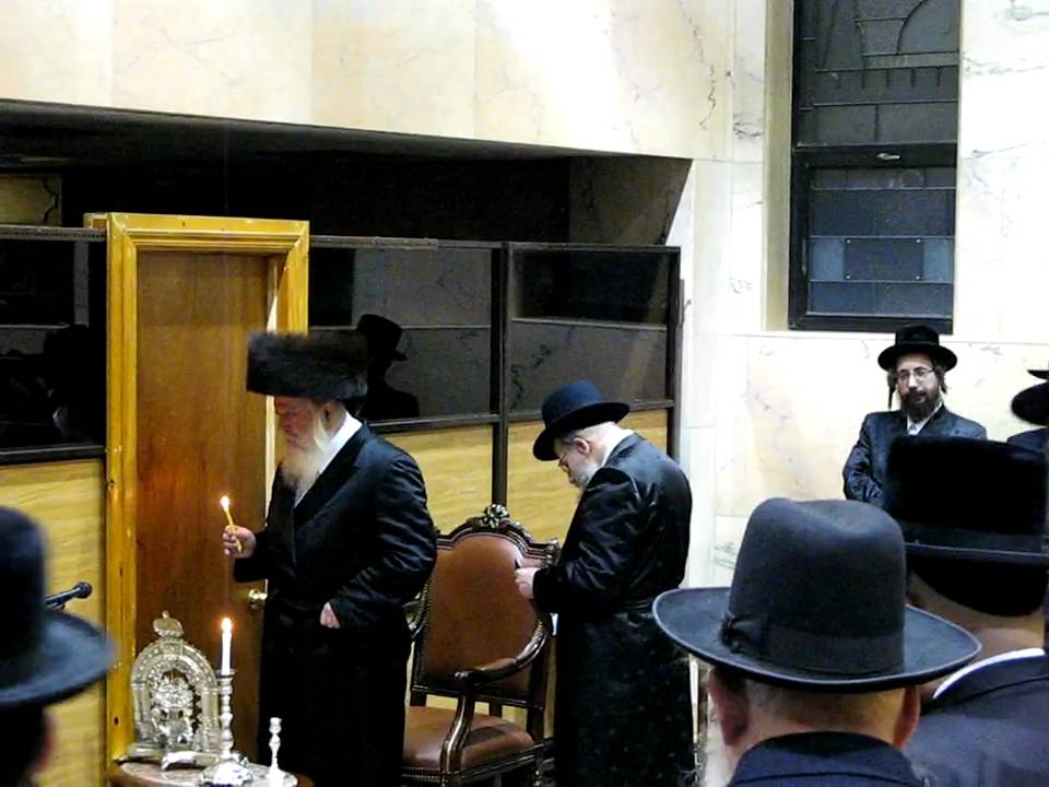 Munkatcher Rebbe Candle Lighting