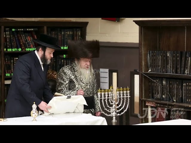 האדמו"ר מצאנז זמיגראד ביי הדלקת נרות חנוכה - זאת חנוכה