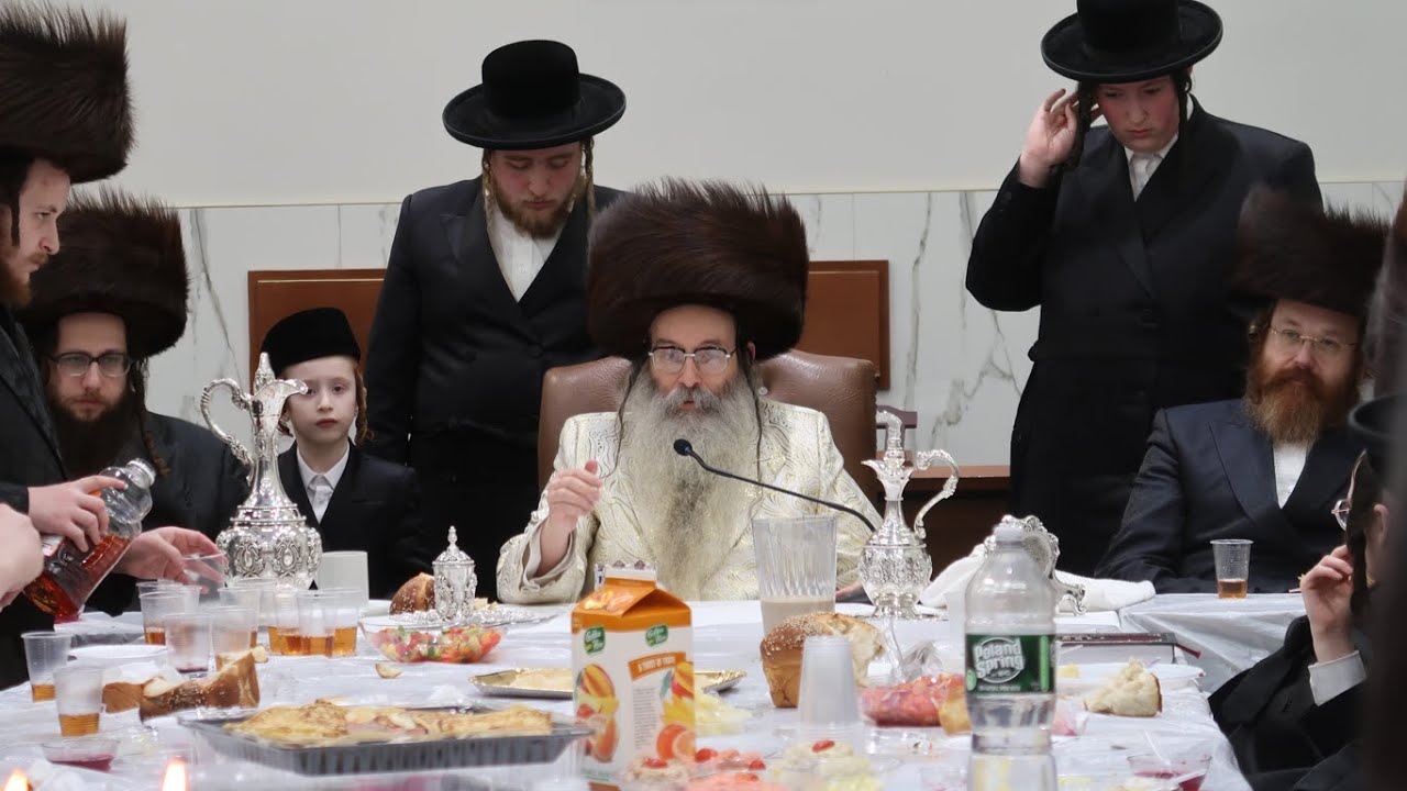 האדמו''ר מ'בית שמואל צבי ספינקא ביי שושן פורים קטן טיש מוצש''ק