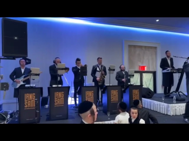 לוי פאלקוביץ עם מקהלת שירה ותזמורת של הערשי לאנגסאם
