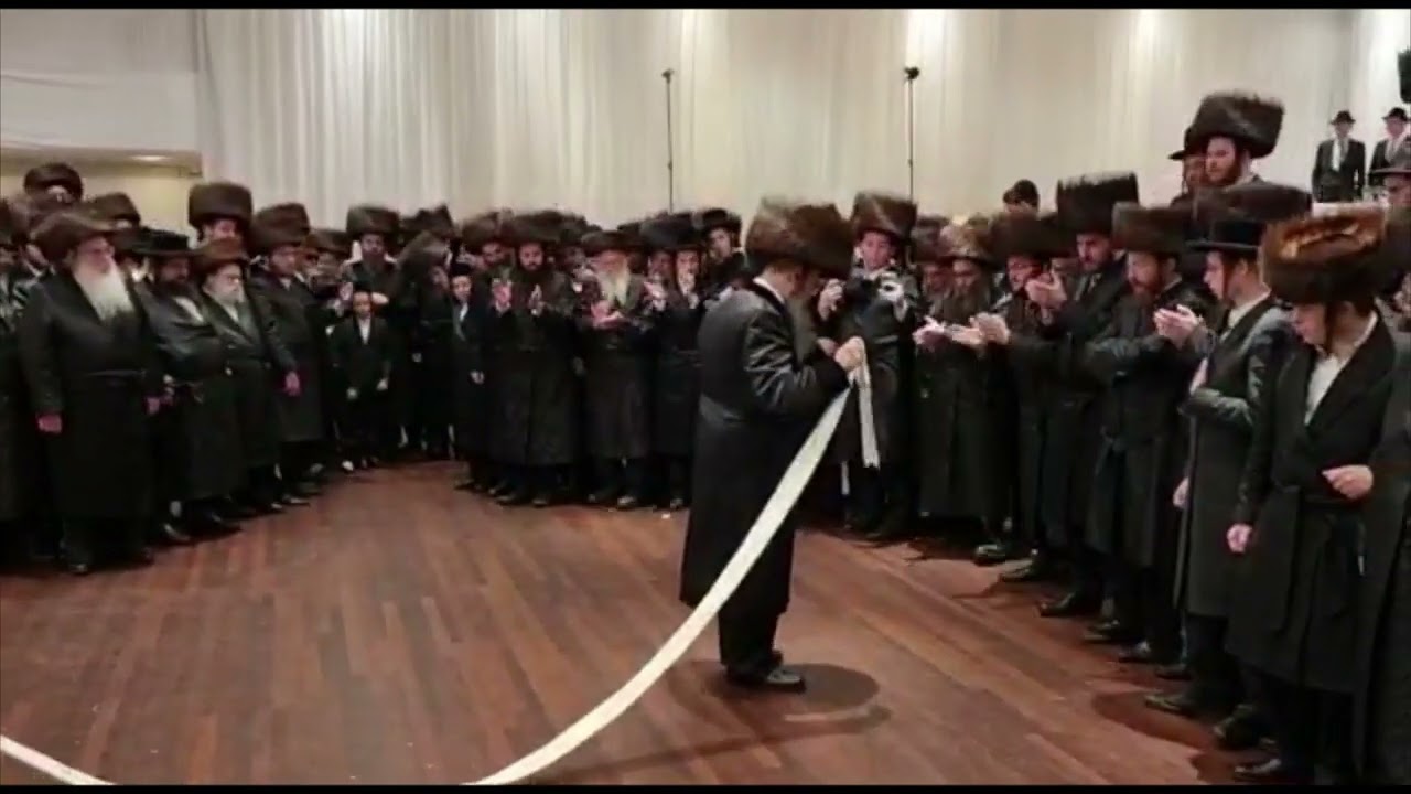 Sadigura Yerushalayim Rebbe Dances At his Youngest Brother's Wedding   Sivan 5782