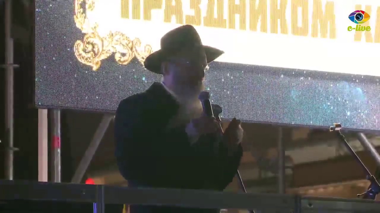 שידור חוזר: הדלקת נר ראשון של חנוכה בכיכר האדומה במוסקבה, בהשתתפות הרב הראשי והופעה של יהודה גלאנץ