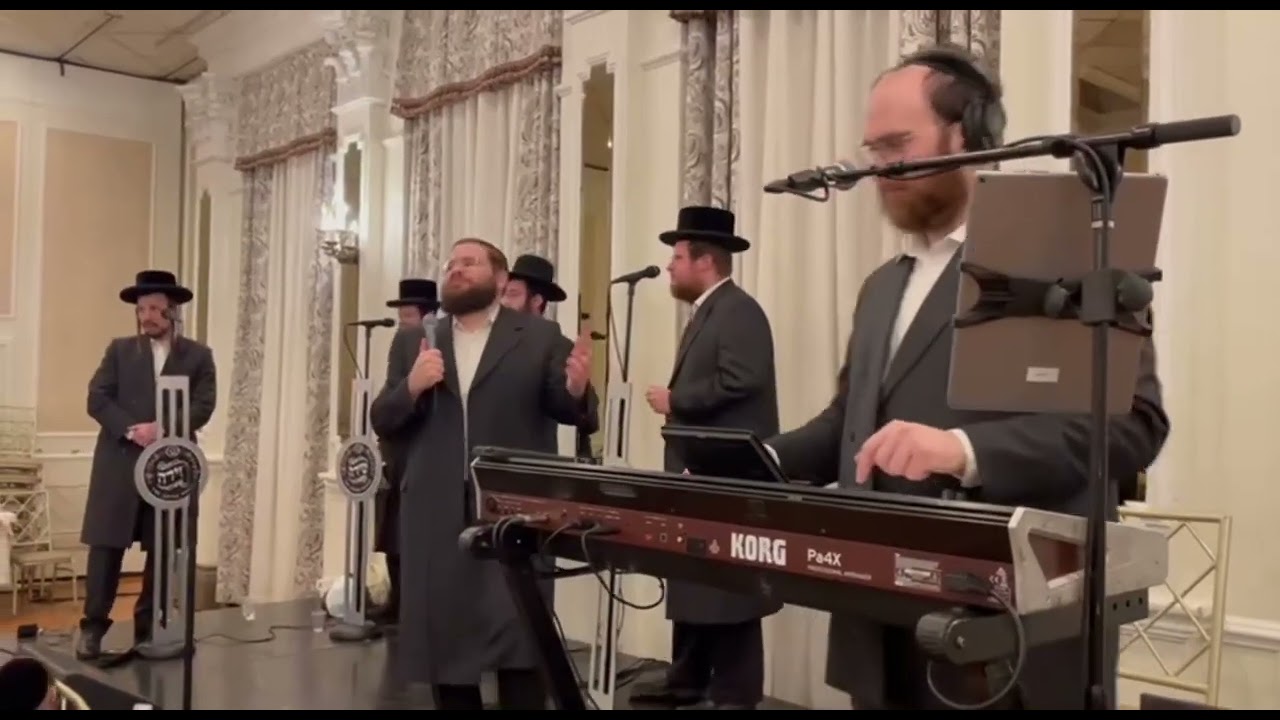 שייעה ברקו עם הקלידן יענקי בריסקמן ומקהלת שירה