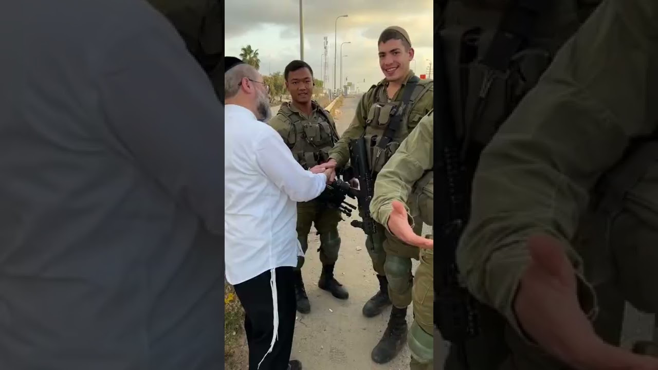 אהרון גרוס מפנק את הלוחמים בצה״ל