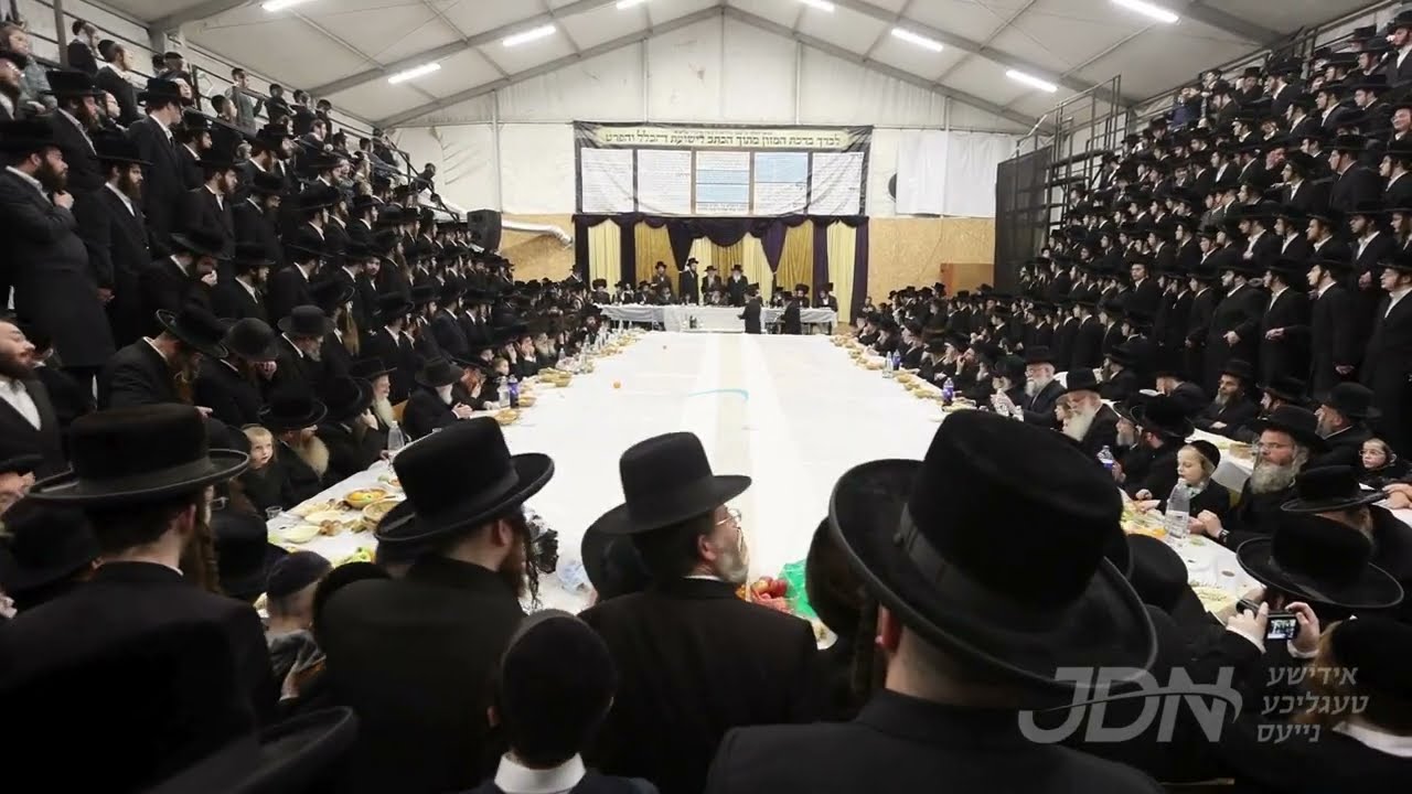 האדמו"ר מלעלוב ביים טיש חמשה עשר בשבט אינאיינעם מיטן שמחת הבר מצוה פון אן אייניקל