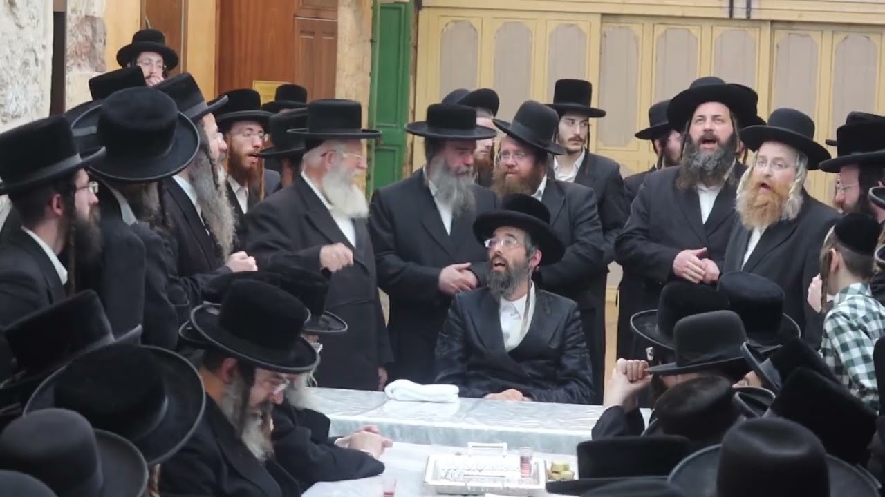 כ"ק מרו האדמו"ר מזוועהיל שליט"א בלחיים טיש לרגל ראש חודש אייר במערת המכפלה