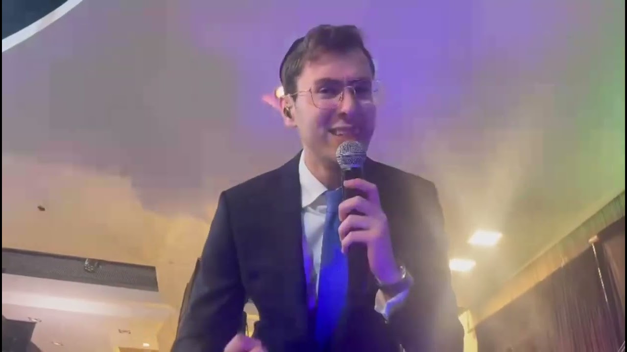 הזמר איציק ויינגרטן עם התזמורת של בני לאופר