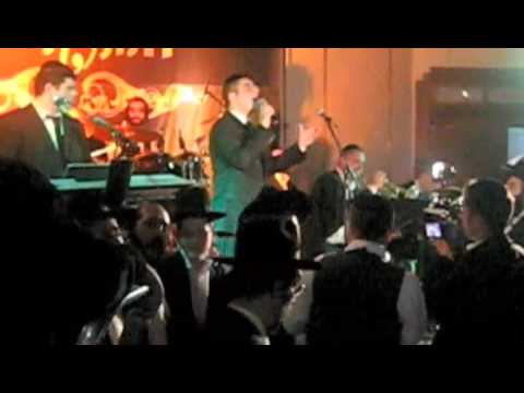 Dovid Gabay sings a dinner/kumzitz in Yerushalaim