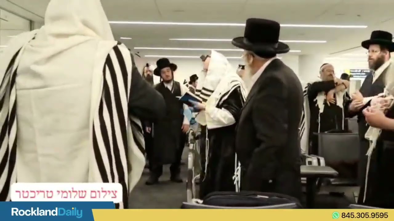 The Sanz Rebbe Davening Shachris in JFK, As His Flight Was Delayed,