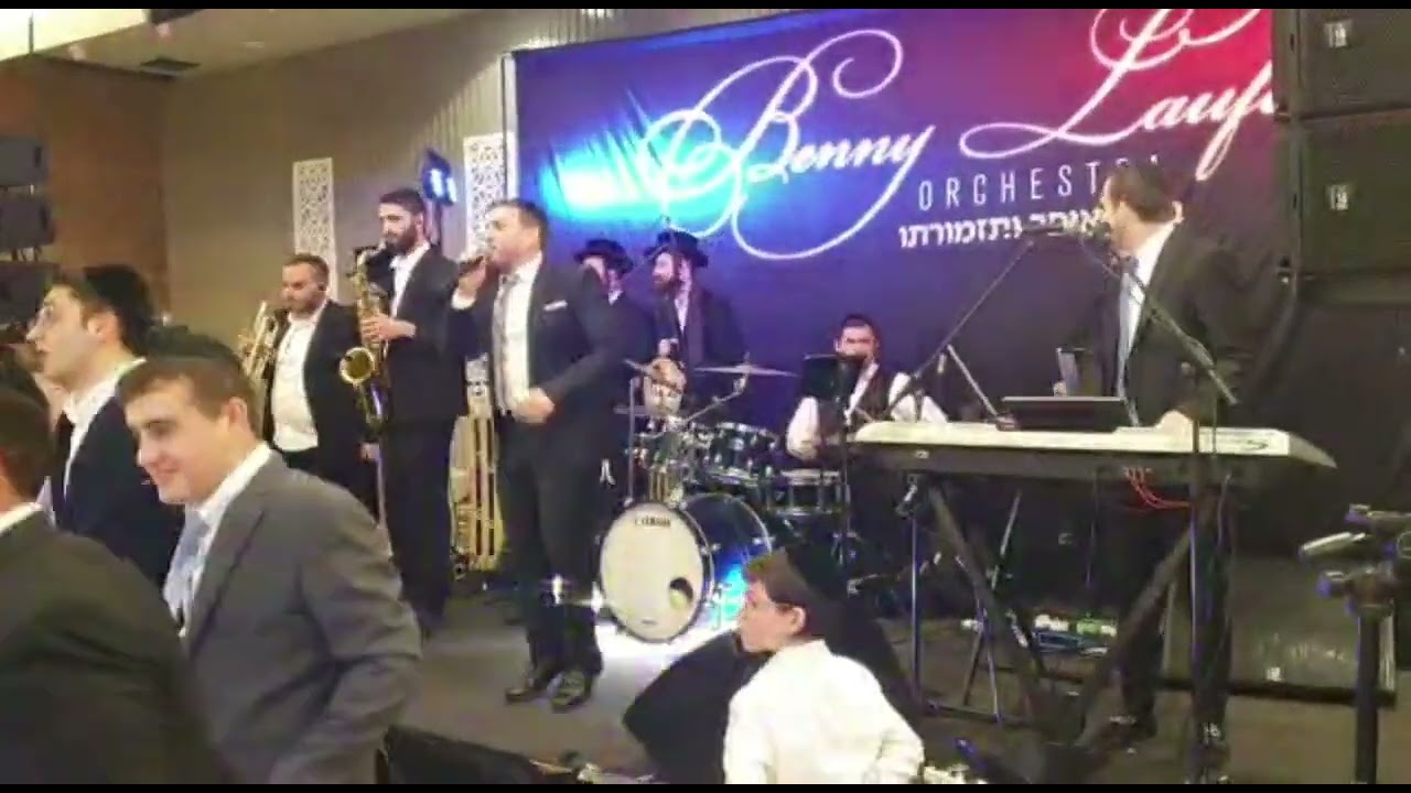 הזמר יוני ברגר עם מקהלת נגינה ותזמורת של בני לאופר בחתונה