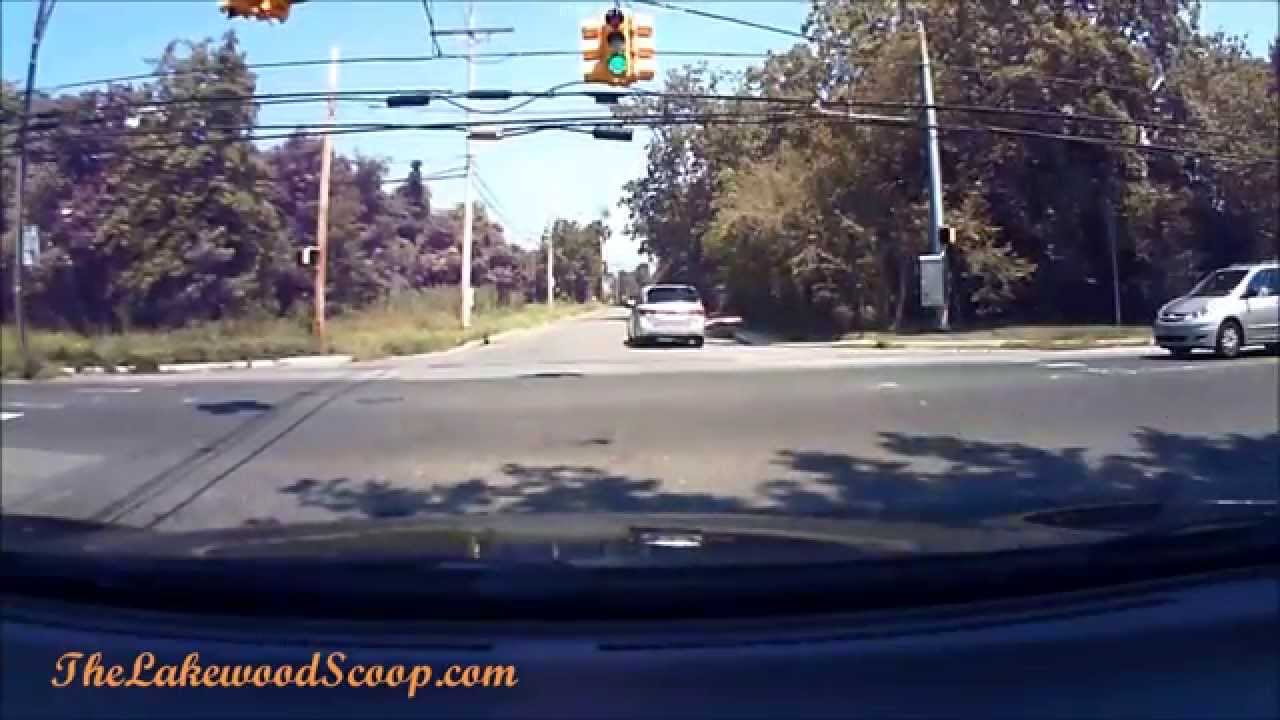 Driver Blows Right Through Red Light 8 4 15