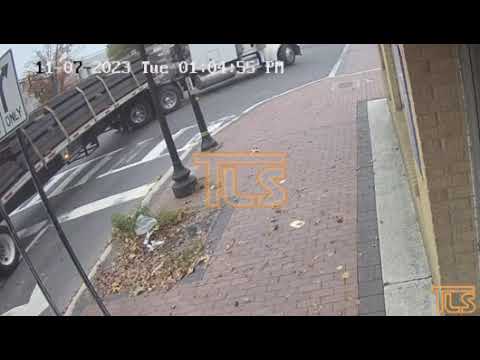 Truck takes out traffic light in Lakewood