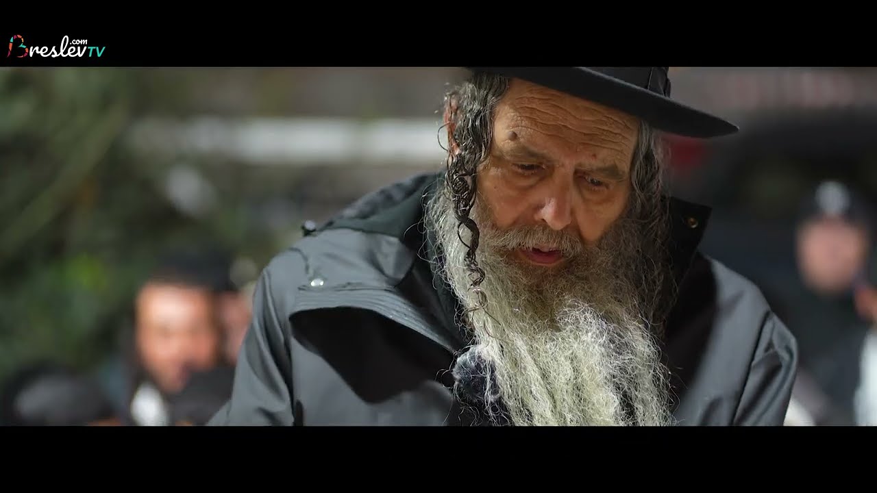 מרגש!!! הרב שלום ארוש בהדלקת נרות חנוכה (עם השיר תמיד אוהב אותי)