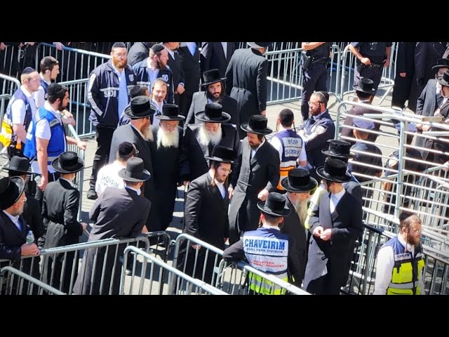 Bobev-48 Rebbe Arriving To The Levaya Of Skulener Rebbe Z”L | אדמו”ר מבאבוב-48 בלווית אדמו”ר מסקולען