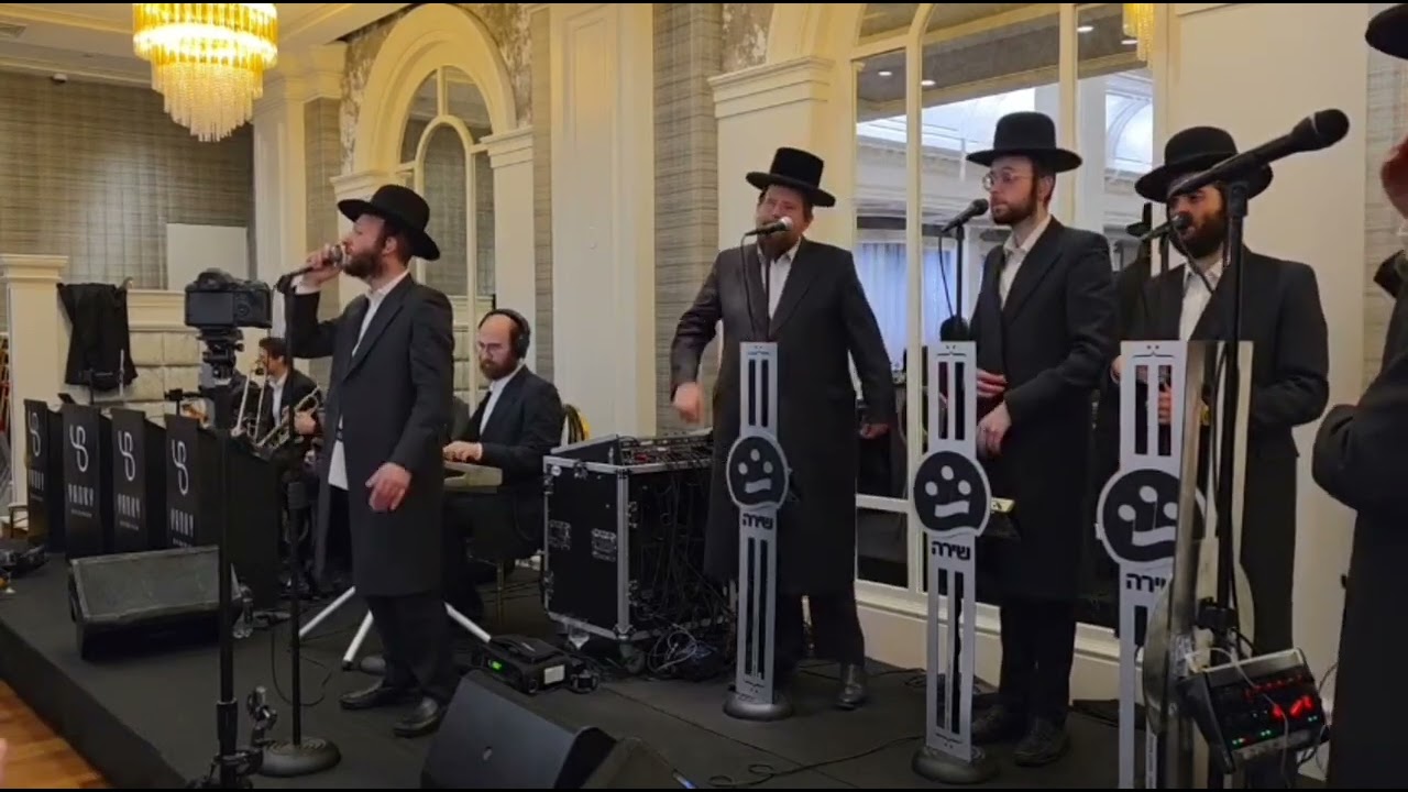 מנחם מושקוביץ עם מקהלת שירה ותזמורת של יענקי בריסקמן