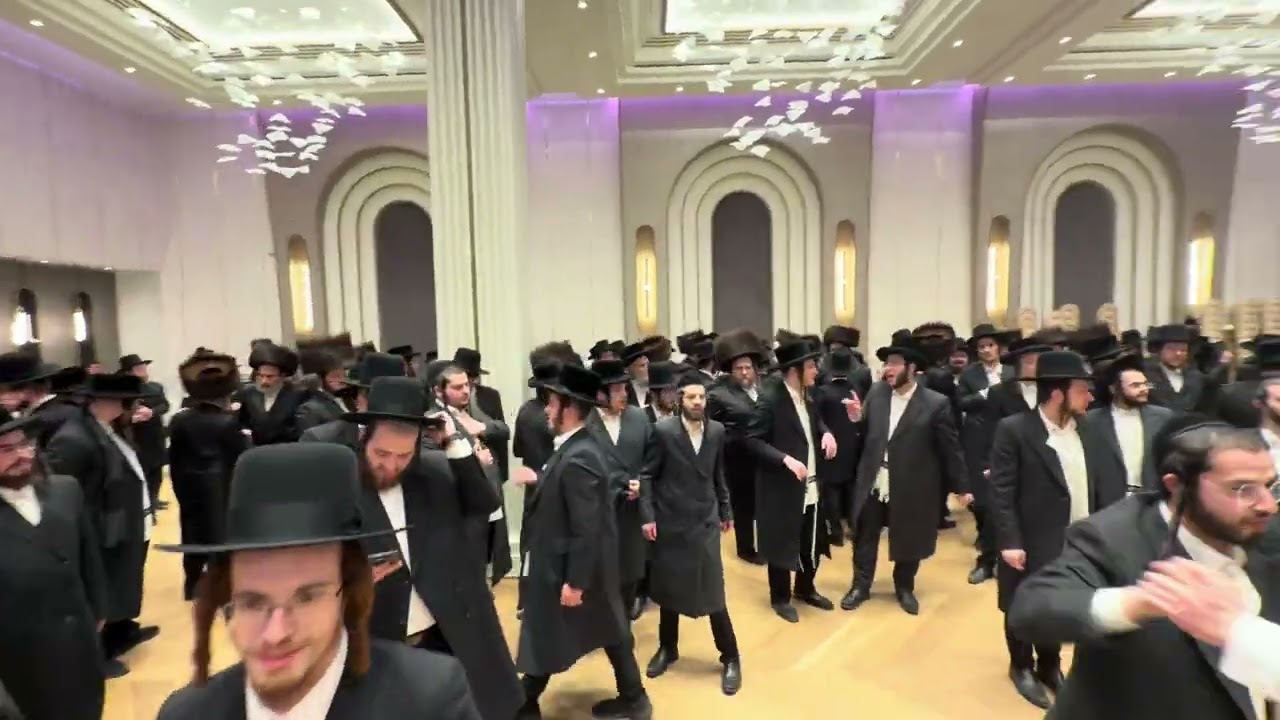 Moshe Stolzberg on the keys & Shloimy Zalmen Perl @ Pinky Honig fire