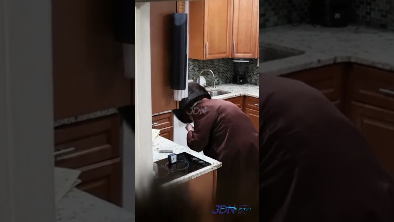 האדמו"ר מלעלוב ביי הדלקת נרות חנוכה - ליל ד' חנוכה