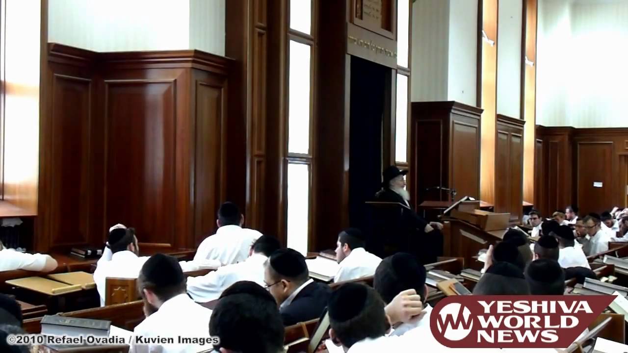 HaRav Nosson Tzvi Finkel delivers Shiur Clali at Bais Yishaya