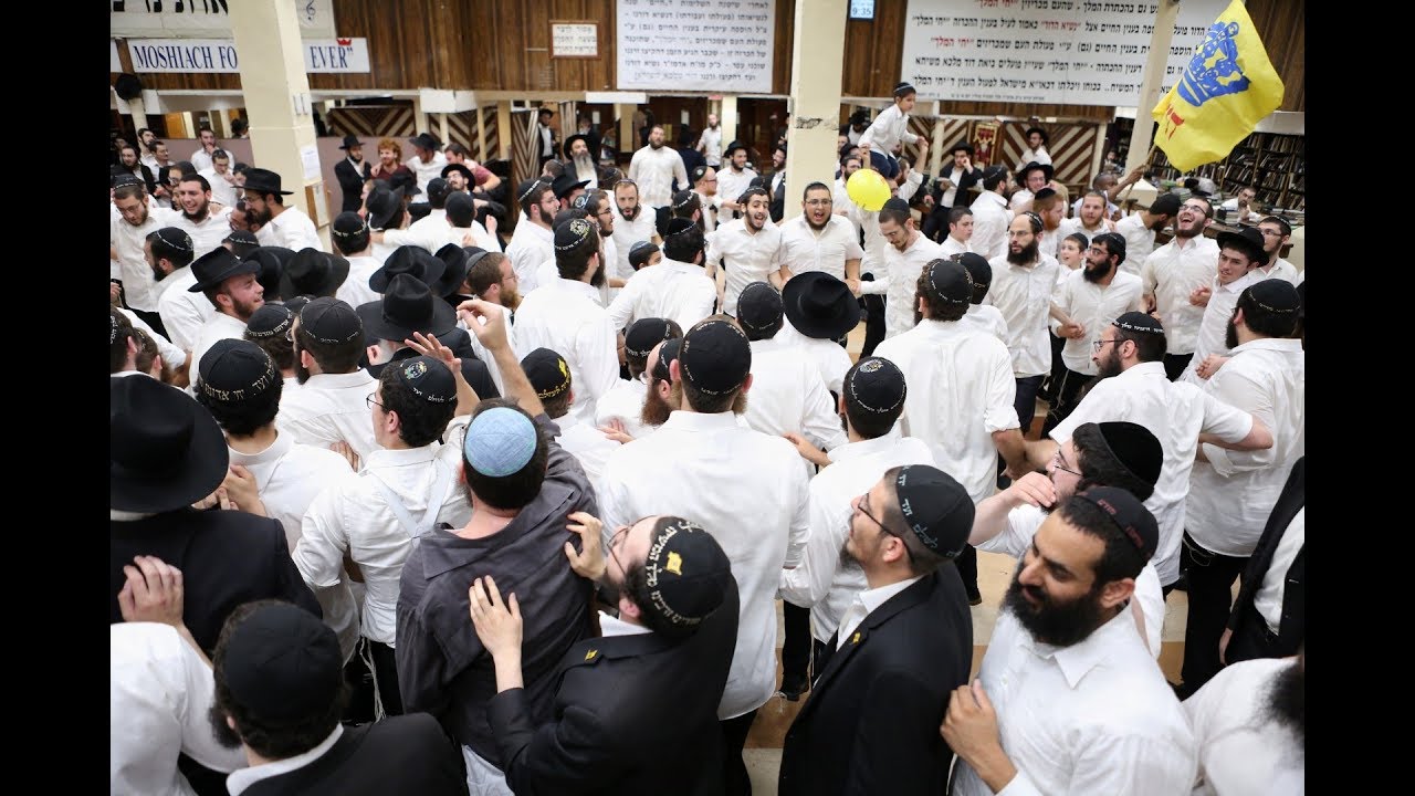 ב770 רקדו עם הביצוע המקפיץ של 'זאָג אַ נִיגוּן' • צפו