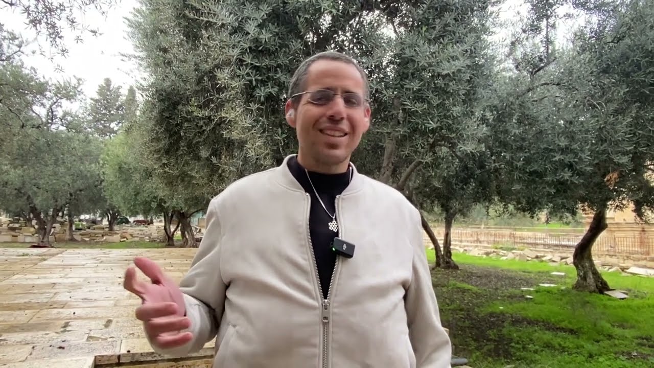 עמנואל ברוש ניצל מהפיגוע באדורה והגיע להודות על הנס • ברכת הגומל ומזמור לתודה בהר הבית