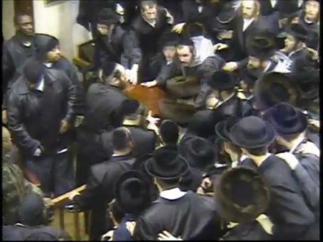 ארוינים ברעכן טירן מחלל יו"ט וש"ש בהמ"ד הק' דרבותינו זי"ע