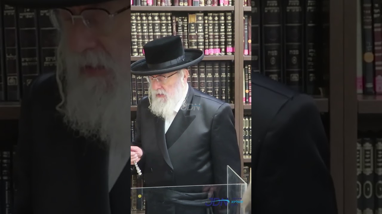 האדמו"ר מוויען ביי הדלקת נרות חנוכה