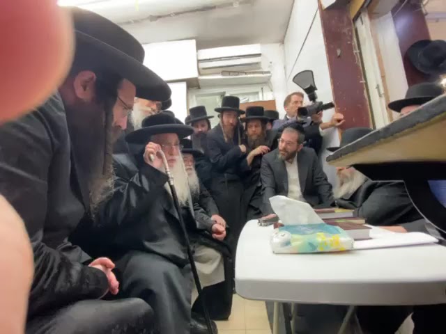 כ"ק אדמורים מצאנז און דאראג שליט"א ביים מנחם אבל זיין בני הגר"ח קנייבסקי זצוק"ל