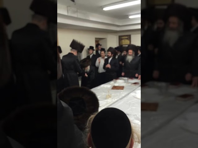 החתן יוסף רובין בן הר"ר משה רובין שליט"א ראש הקהל ד'סקולען מאנסי בריקוד עם כ"ק אדמו''ר מסקולען זצ"ל