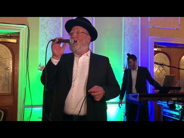 Michoel schnitzler rocking yum tuv indervuchin!~מיכאל שניצלער-יו"ט אינדערוואכן