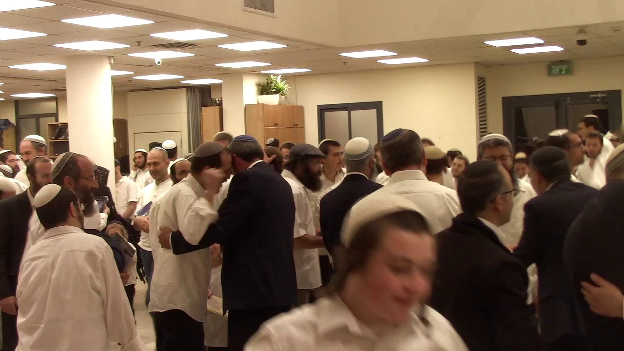 ריקודים לכבודה של מדינת ישראל - ישיבת רמת גן והרב רפי פרץ