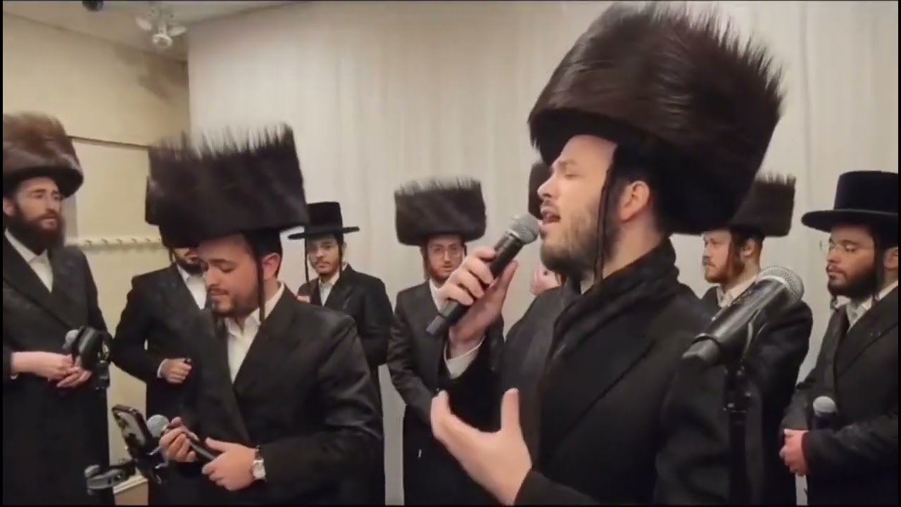 מוטי אילוביץ עם מיילך בראונשטיין בחתונת הנגיד בויליאמסבורג