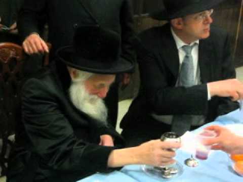 Skulener Rebbe gives blessed grape juice