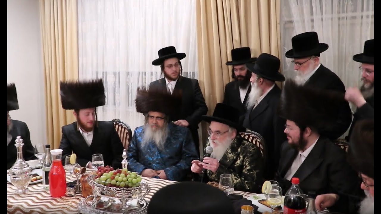 כ"ק אדמו"ר מסאטמאר און כ"ק אדמו"ר מוויזניץ ביים שבע ברכות פון בת הרב משה מארגערעטן