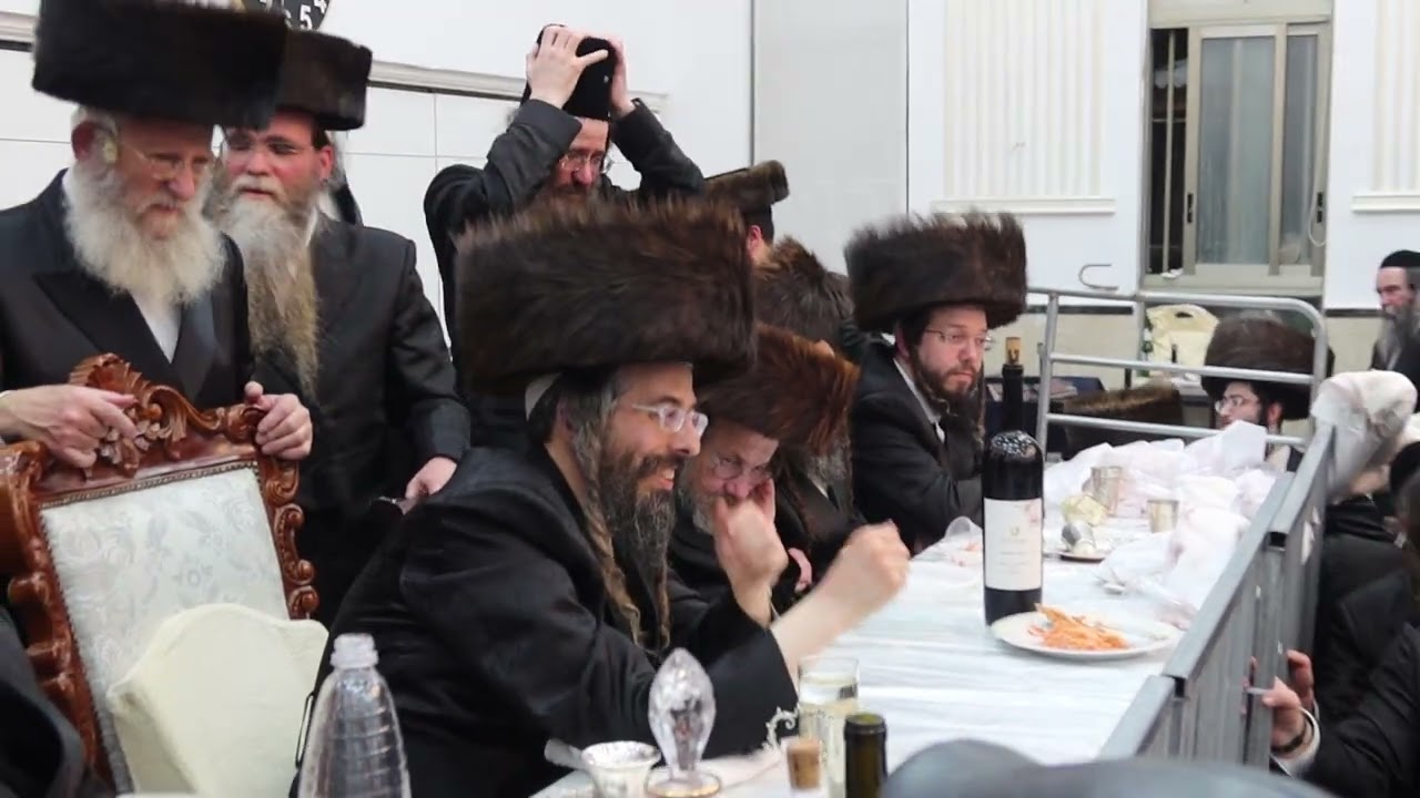 הקהל בריקודים סוערים במהלך טיש פורים דמוקפין בירושלים