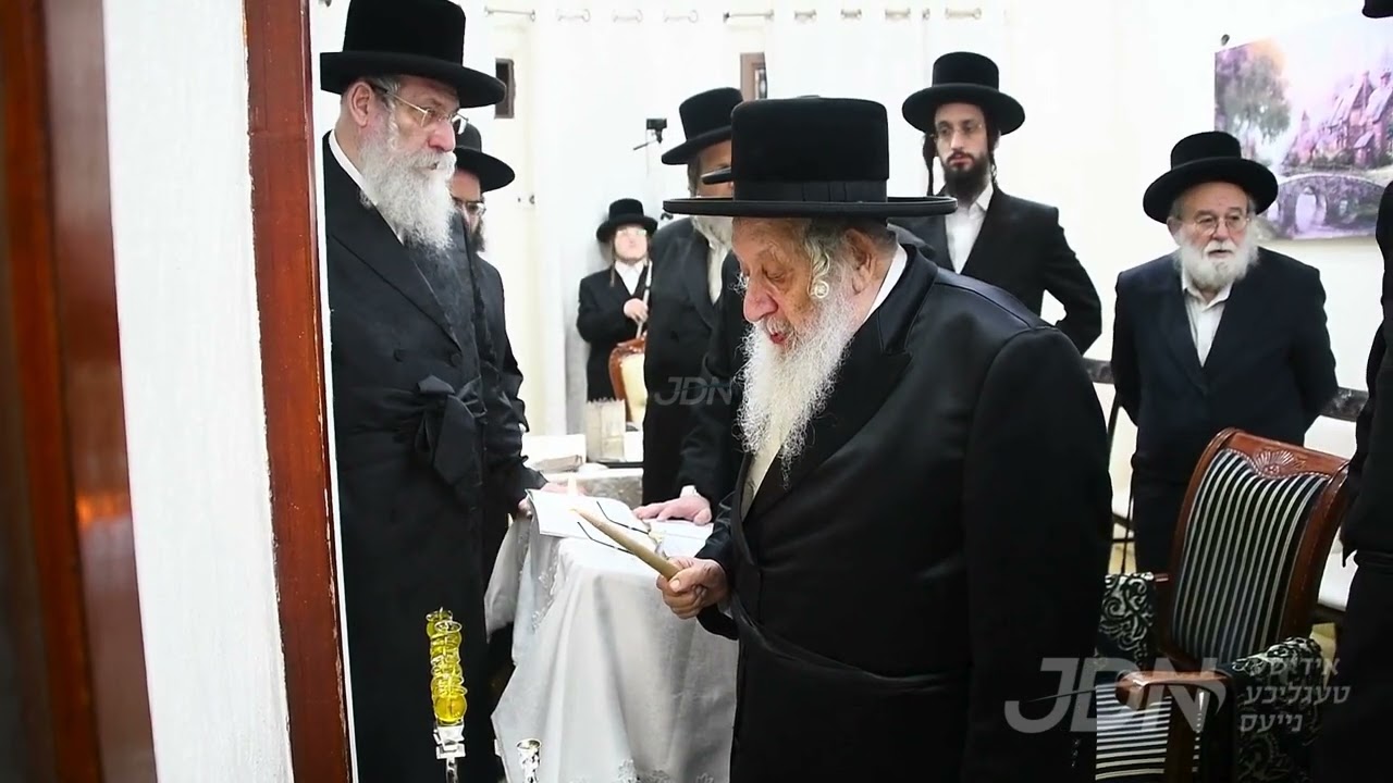 האדמו"ר מנאראל ביי הדלקת נרות חנוכה - זאת חנוכה