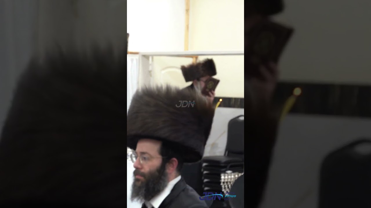 האדמו"ר מזידיטשויב פרעמיסלא ביי הדלקת נרות חנוכה