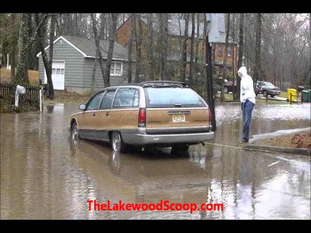 Chaveirim and LPD Pull Vehicle out of Flooded Road
