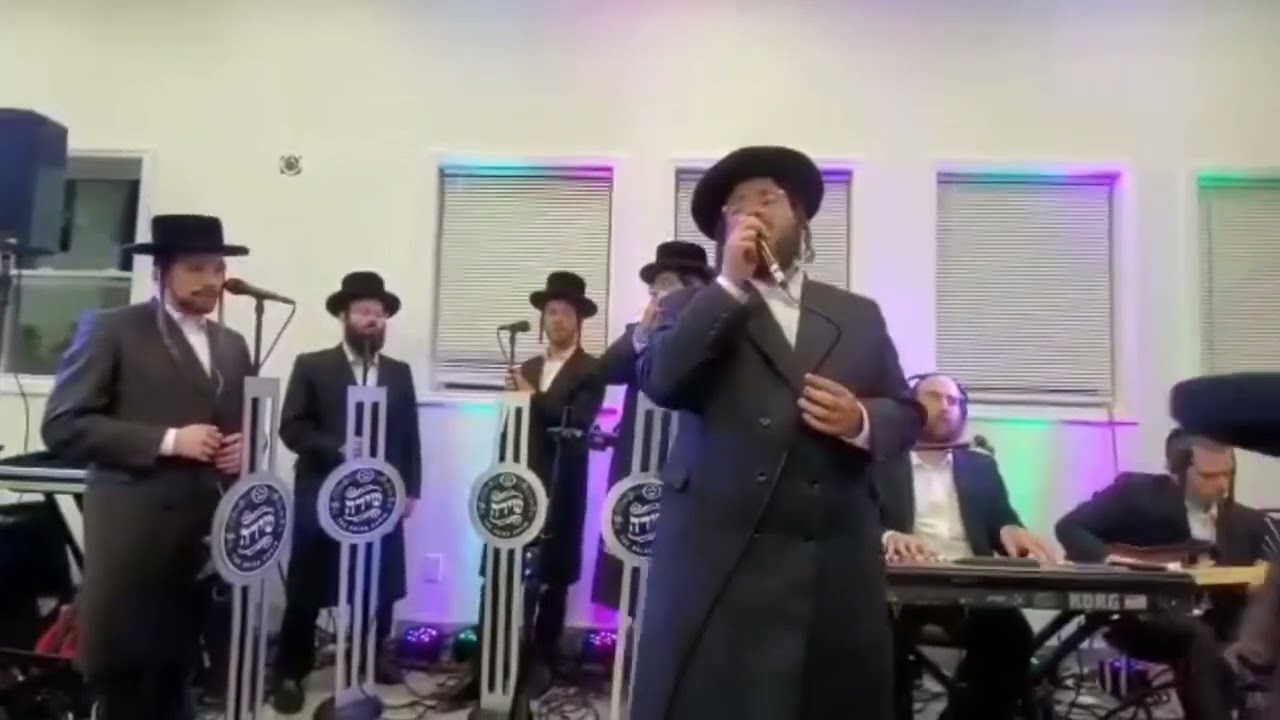 חנוכת הבית עם לוי פאלקוביץ ומקהלת שירה עם הקלידן יענקי בריסקמן