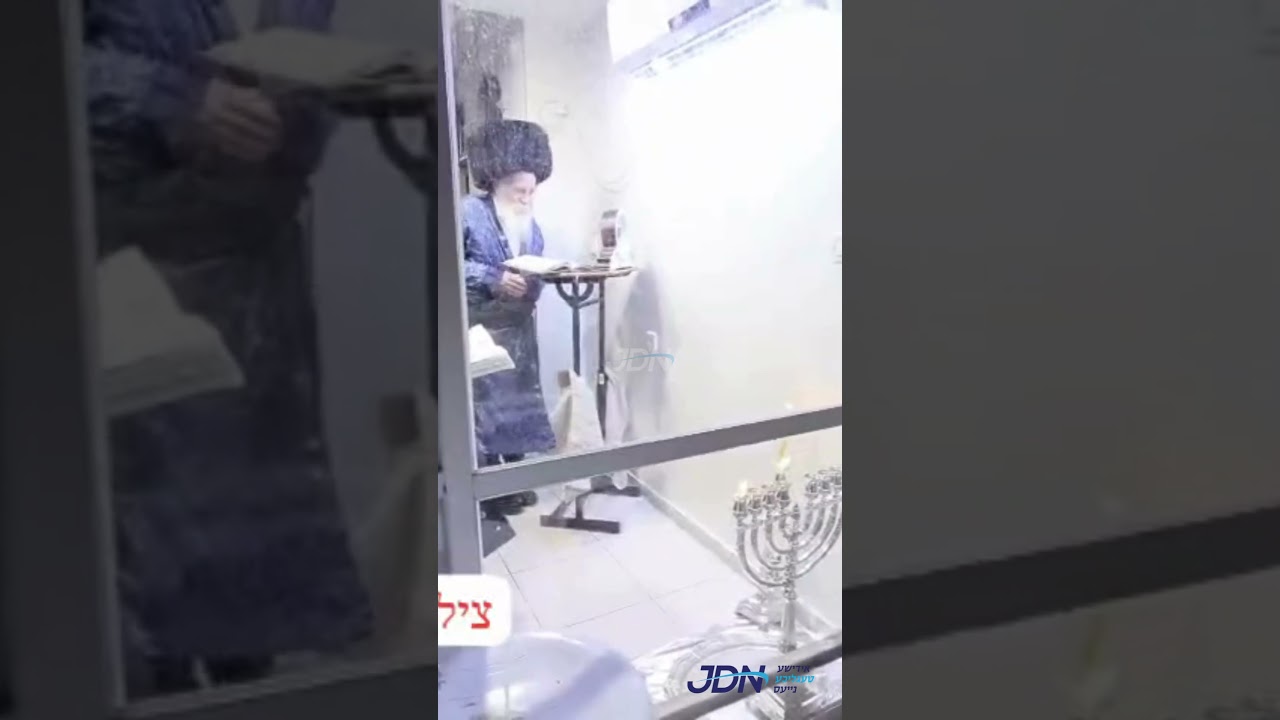 הגה"צ רבי יצחק מאיר מארגענשטערן ביי הדלקת נרות חנוכה - ליל א' חנוכה