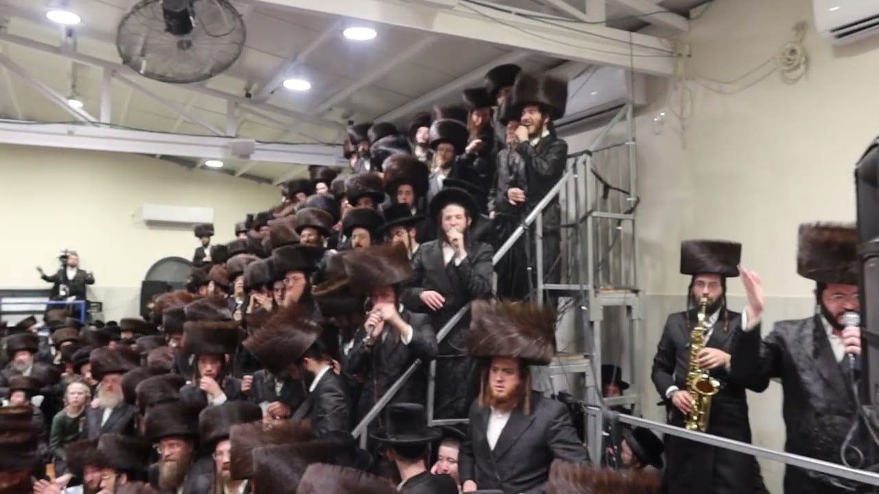 כ"ק מרן האדמו"ר שליט"א בריקוד יש בורא עולם בשמחת השבע ברכות המרכזי