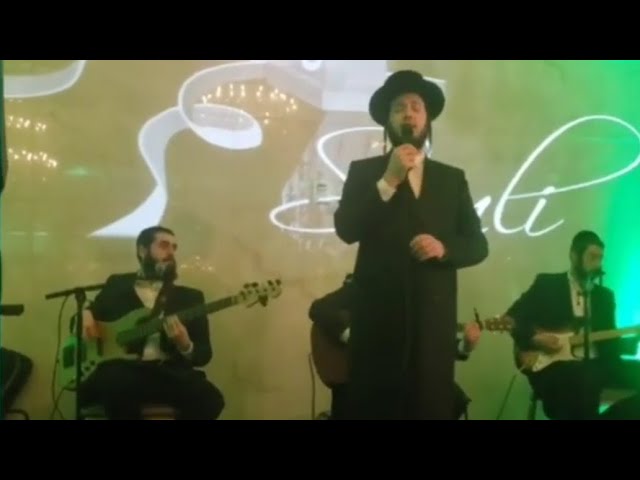 Motty Ilowitz & Strumz Performing At A Bar Mitzvah - מאטי אילאוויטש עם סטרומז