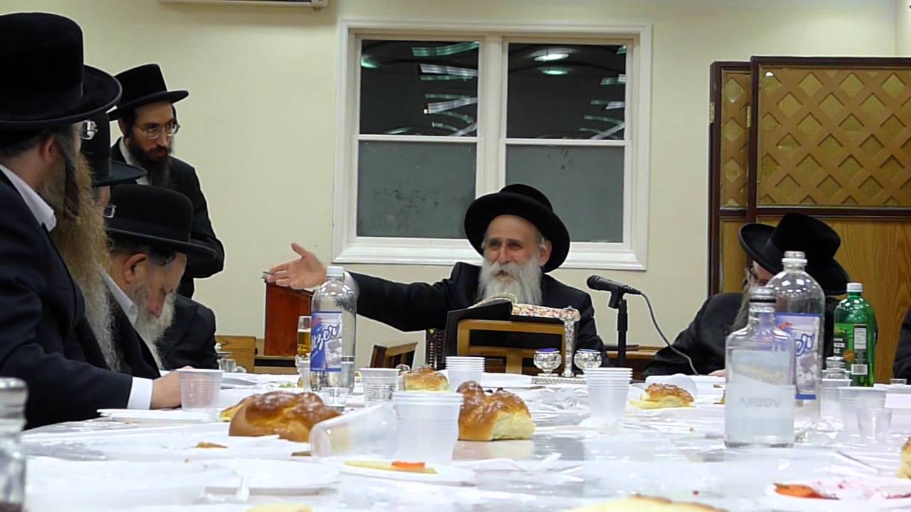 Admor M'Beis Chaim Shea speaking at Yurtzeit Seuda of Admor M'Bobov ZT"L